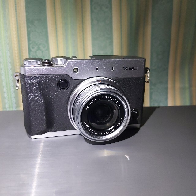 富士フイルム(フジフイルム)の交渉可　ジャンク品　富士フイルム　fujifilm　x30 スマホ/家電/カメラのカメラ(コンパクトデジタルカメラ)の商品写真