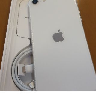 アイフォーン(iPhone)の送料無料！iPhone　se2 128GB　ホワイト 新品　SIMフリー(スマートフォン本体)