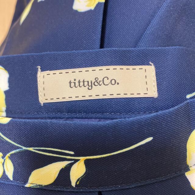 titty&co(ティティアンドコー)の最終値下げ！titty＆Co. 花柄スカート(紺色) レディースのスカート(ひざ丈スカート)の商品写真