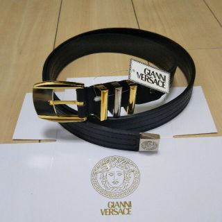 ジャンニヴェルサーチ(Gianni Versace)の新品・未使用品☆ジャンニ・ヴェルサーチ☆金銀色３連コンビ・ヴェルサーチ柄型押し(ベルト)