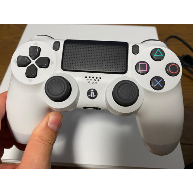 SONY(ソニー)のSONY PS4 Pro 本体 CUH-7200BB02 1TBSSD エンタメ/ホビーのゲームソフト/ゲーム機本体(家庭用ゲーム機本体)の商品写真