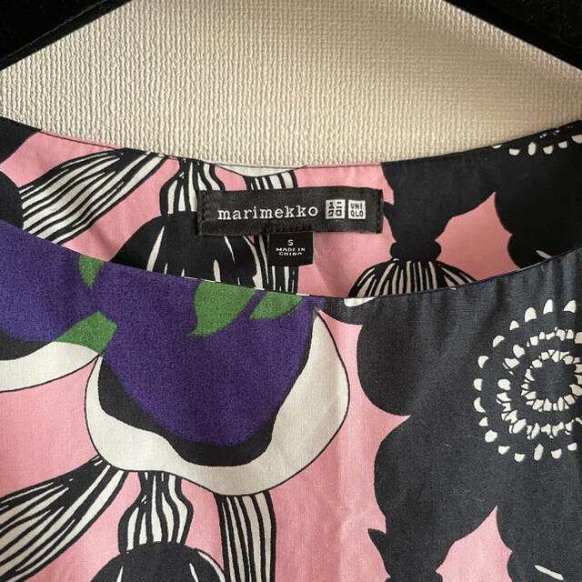 marimekko(マリメッコ)のお値下げ【美品】ユニクロ×マリメッコ　ノースリーブ　トップス　S レディースのトップス(シャツ/ブラウス(半袖/袖なし))の商品写真