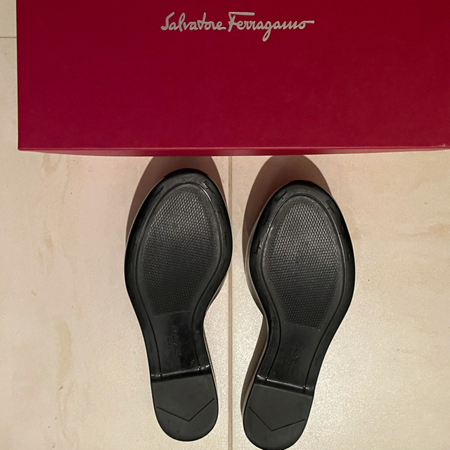 Salvatore Ferragamo(サルヴァトーレフェラガモ)のフェラガモ♡ラバーサンダル　ブラック　 レディースの靴/シューズ(サンダル)の商品写真