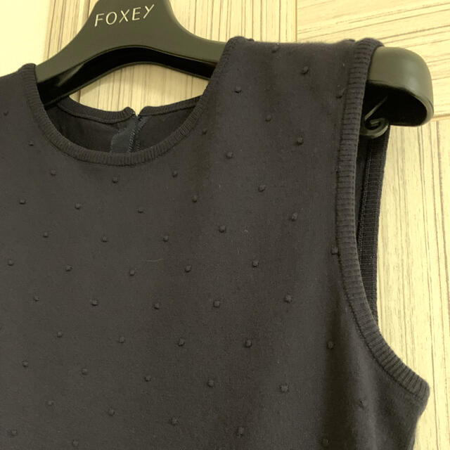 FOXEY(フォクシー)の専用です♡フォクシーノースリーブニットトップス　38 レディースのトップス(カットソー(半袖/袖なし))の商品写真