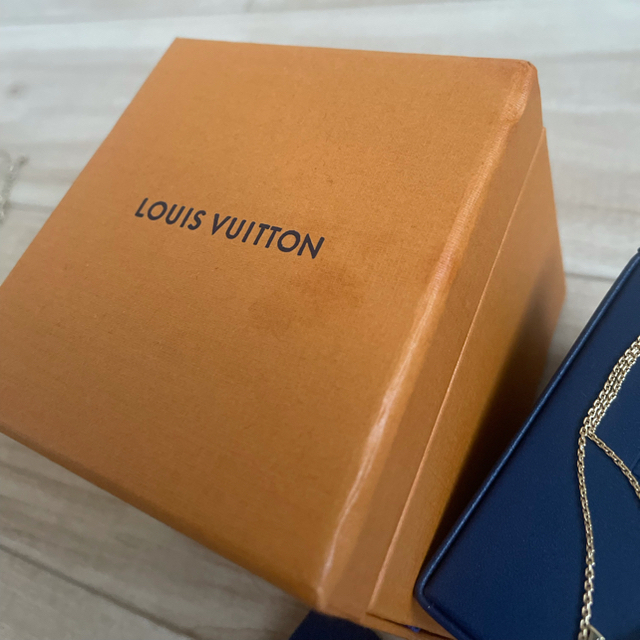 LOUIS VUITTON(ルイヴィトン)のLOUIS VUITTON パンダンティフイディール ブロッサム lv ゴールド レディースのアクセサリー(ネックレス)の商品写真