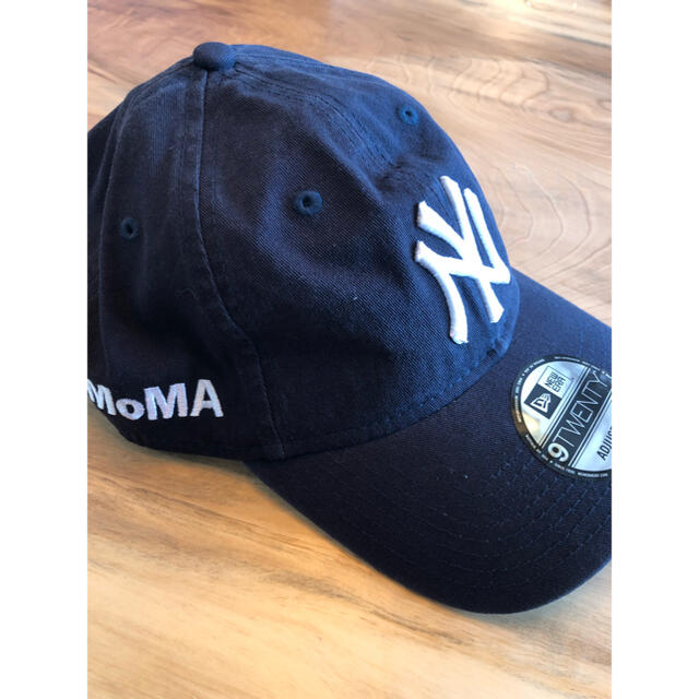 MOMA(モマ)の新品 US限定 MOMA x Yankees New Era Cap ネイビー メンズの帽子(キャップ)の商品写真