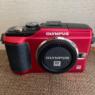 オリンパス(OLYMPUS)のオリンパス ミラーレス一眼 E-PL2 ダブルズームキット(レッド)(ミラーレス一眼)