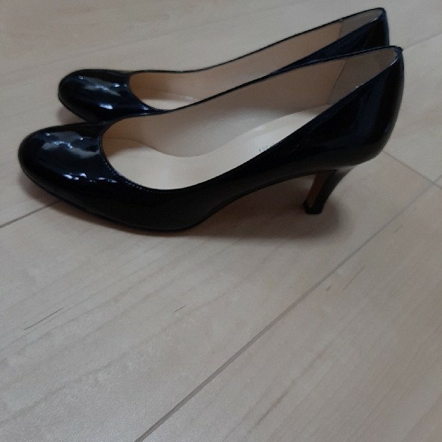 「値下がり」エナメル黒パンプス レディースの靴/シューズ(ハイヒール/パンプス)の商品写真
