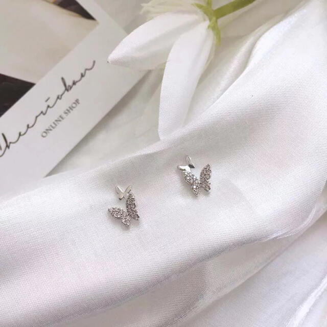 AHKAH(アーカー)のpapillon pave pierce☆S925 post SIRVER レディースのアクセサリー(ピアス)の商品写真