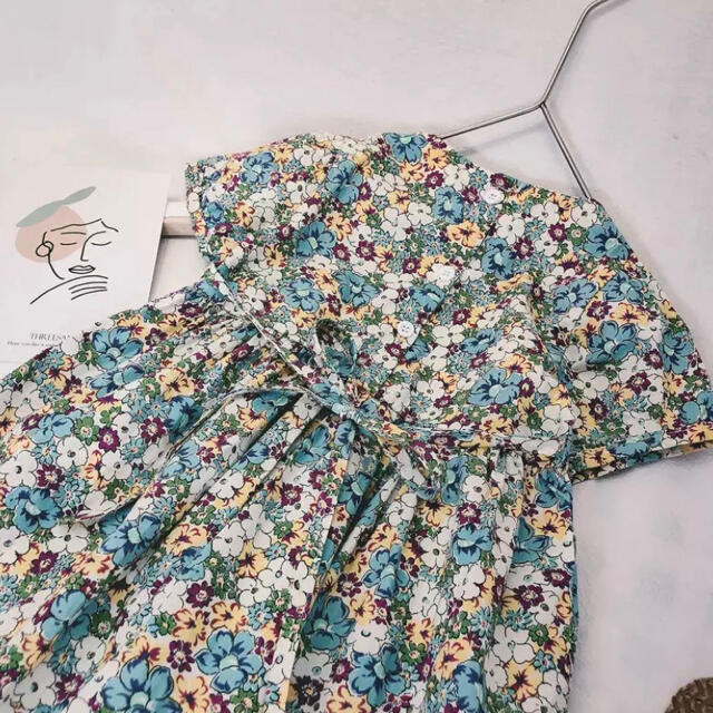 小花柄レトロワンピース　半袖　新品　リバティ　90 キッズ/ベビー/マタニティのキッズ服女の子用(90cm~)(ワンピース)の商品写真