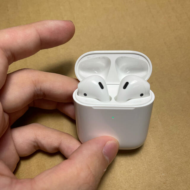 Apple(アップル)のAirPods 第2世代　第二世代　 純正品　エアーポッズ　エアポッズ スマホ/家電/カメラのオーディオ機器(ヘッドフォン/イヤフォン)の商品写真