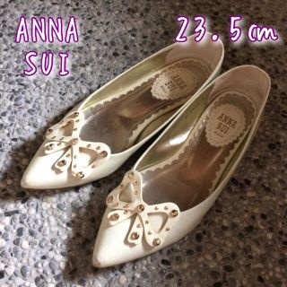 アナスイ(ANNA SUI)のANNA SUI♡リボンとスタッズがかわいい　白色パンプス(ハイヒール/パンプス)