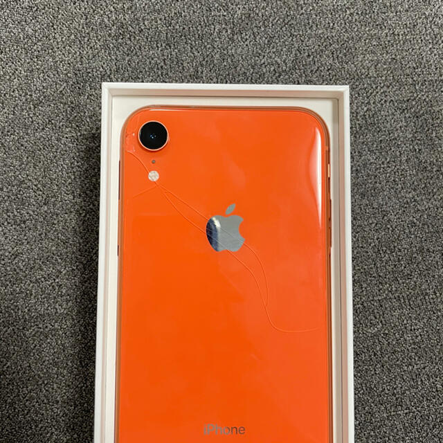 Apple(アップル)のiPhone XR 64GB コーラル　本体 スマホ/家電/カメラのスマートフォン/携帯電話(スマートフォン本体)の商品写真