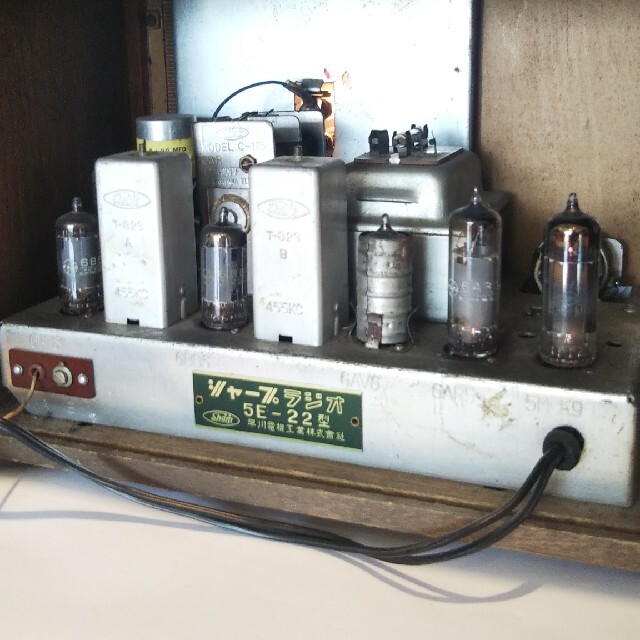 値下げシャープ真空管ラジオ、5E-22型(1955年昭和30年式)、作動品。 値下げシャープ真空管ラジオ、5E-22型(1955年昭和30年式)、作動品。