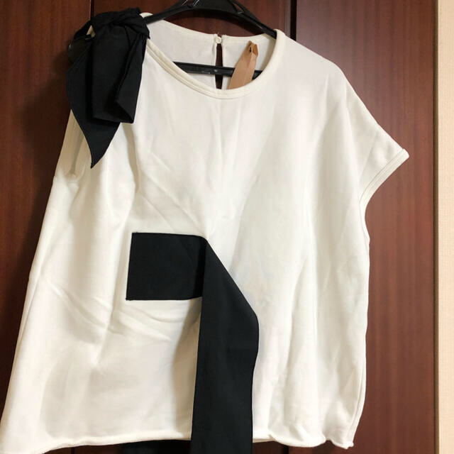N°21(ヌメロヴェントゥーノ)のヌメロヴェントゥーノ　トップス　白　リボン レディースのトップス(Tシャツ(半袖/袖なし))の商品写真