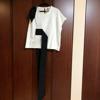 ヌメロヴェントゥーノ(N°21)のヌメロヴェントゥーノ　トップス　白　リボン(Tシャツ(半袖/袖なし))