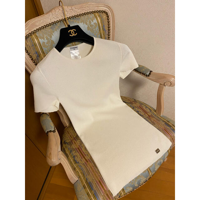 CHANEL(シャネル)の激安！新品未使用！シャネル ストレッチが効いた トップス Tシャツ ホワイト レディースのトップス(Tシャツ(半袖/袖なし))の商品写真