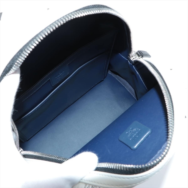 MCM(エムシーエム)のMCM  レザー×スタッズ  ホワイト ユニセックス リュック・デイパック レディースのバッグ(リュック/バックパック)の商品写真