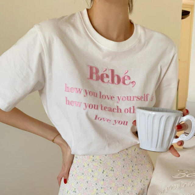dholic(ディーホリック)の韓国　BebeロゴTシャツ　ホワイト レディースのトップス(Tシャツ(半袖/袖なし))の商品写真