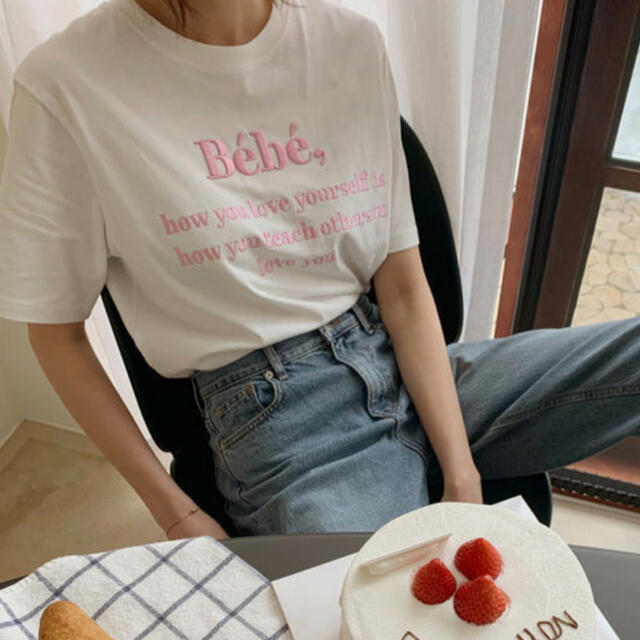 dholic(ディーホリック)の韓国　BebeロゴTシャツ　ホワイト レディースのトップス(Tシャツ(半袖/袖なし))の商品写真