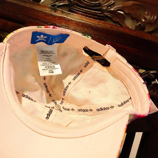 adidas(アディダス)のアディダス ファーム コラボ キャップ 帽子 花柄 ピンク ディズニー ゴルフ レディースの帽子(キャップ)の商品写真
