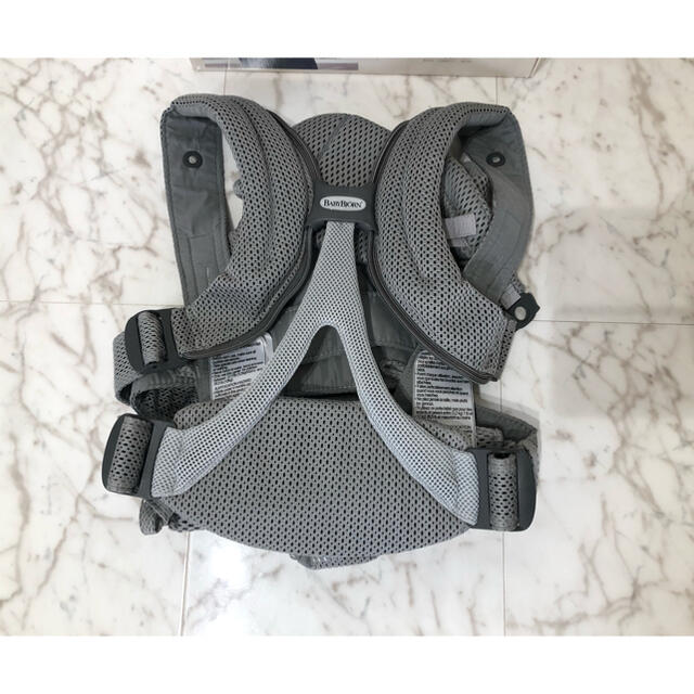 BABYBJORN(ベビービョルン)の新品同様　ベビージョルン　ベビーキャリアMOVEエアリーメッシュ　グレー キッズ/ベビー/マタニティの外出/移動用品(抱っこひも/おんぶひも)の商品写真