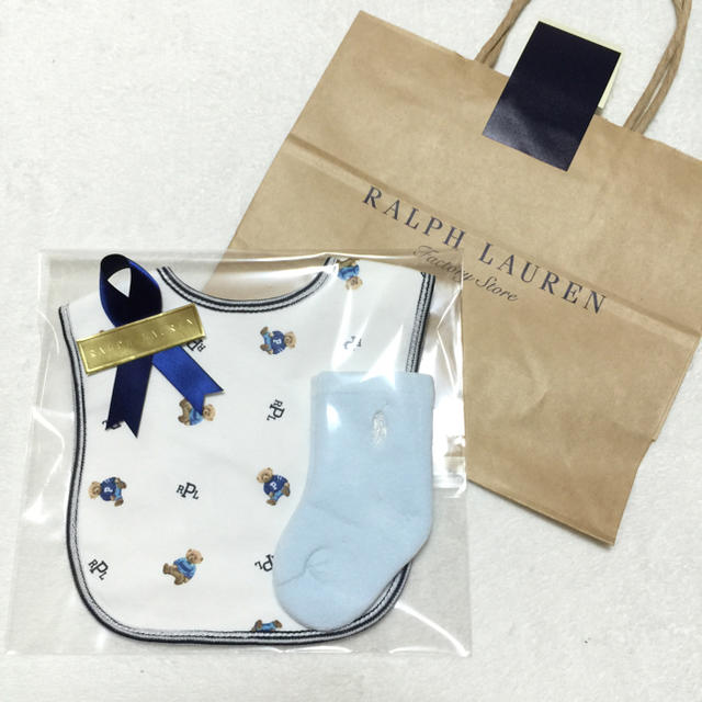 Ralph Lauren(ラルフローレン)のプチギフト☆出産祝い☆新品✨スタイ&靴下セット キッズ/ベビー/マタニティのこども用ファッション小物(ベビースタイ/よだれかけ)の商品写真