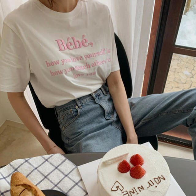 dholic(ディーホリック)の韓国　BebeロゴTシャツ　ホワイト レディースのトップス(Tシャツ(半袖/袖なし))の商品写真