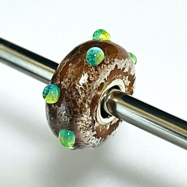 trollbeads トロールビーズ シャイニンググリーンバッド - チャーム