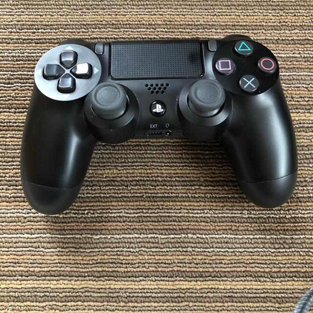 PlayStation4(プレイステーション4)のPS4コントローラー黒 エンタメ/ホビーのゲームソフト/ゲーム機本体(家庭用ゲーム機本体)の商品写真