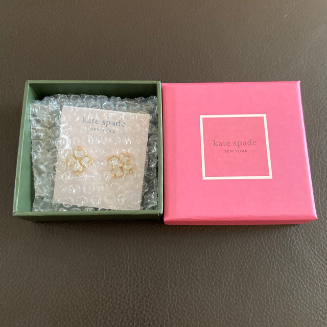 kate spade new york(ケイトスペードニューヨーク)の【ケイトスペード】新品❣️デミファイン　レガシー　ロゴ　スタッズ・ピアス レディースのアクセサリー(ピアス)の商品写真