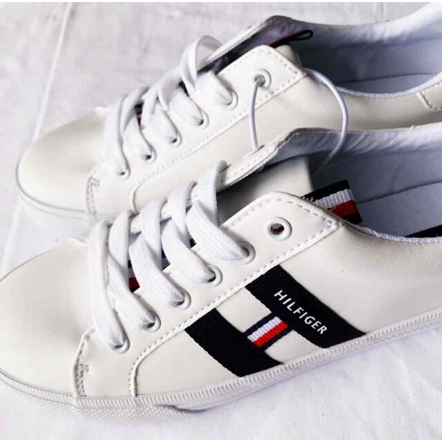 TOMMY HILFIGER(トミーヒルフィガー)のトミーヒルフィガーTOMMY HILFIGERスニーカーホワイト【23,5cm】 レディースの靴/シューズ(スニーカー)の商品写真