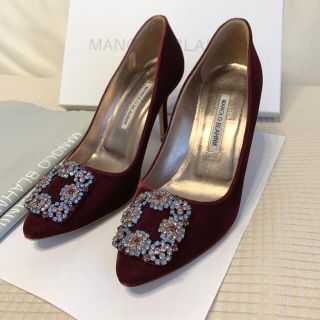 マノロブラニク(MANOLO BLAHNIK)の美品　マノロ　ハンギシ manolo パンプス　日本限定モデル ベルベッド  赤(ハイヒール/パンプス)