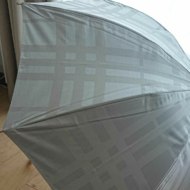 BURBERRY(バーバリー)の新品日傘　バーバリー　光沢のあるゴールドベージュ　チェック柄 レディースのファッション小物(傘)の商品写真