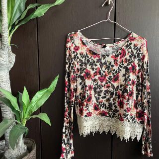 エイチアンドエム(H&M)の花柄カットソー(カットソー(長袖/七分))