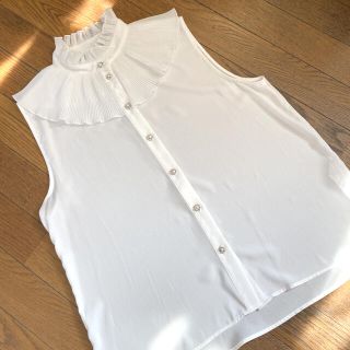 ザラ(ZARA)のZARA ［新品未使用］ノースリーブ　フリルブラウス　白(シャツ/ブラウス(半袖/袖なし))