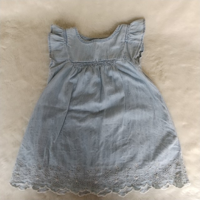 GAP(ギャップ)のギャップ デニム ワンピース 80 キッズ/ベビー/マタニティのベビー服(~85cm)(ワンピース)の商品写真