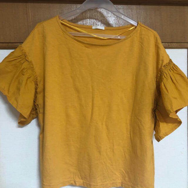 GU(ジーユー)のGUのカラシ色のシャツ レディースのトップス(Tシャツ(半袖/袖なし))の商品写真