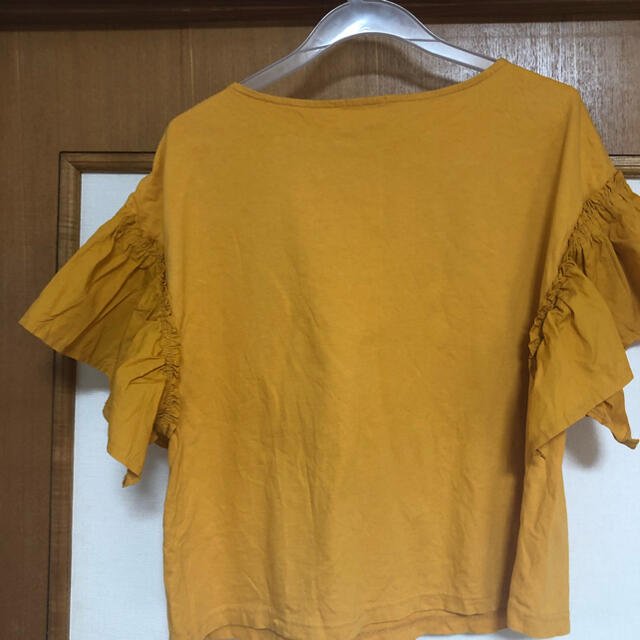 GU(ジーユー)のGUのカラシ色のシャツ レディースのトップス(Tシャツ(半袖/袖なし))の商品写真