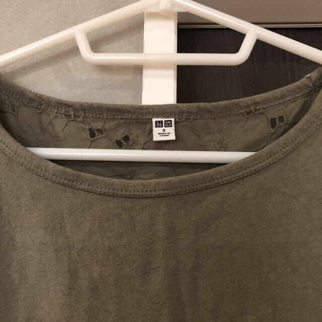 UNIQLO(ユニクロ)のUNIQLO トップス カットソー カーキ レディースのトップス(カットソー(半袖/袖なし))の商品写真