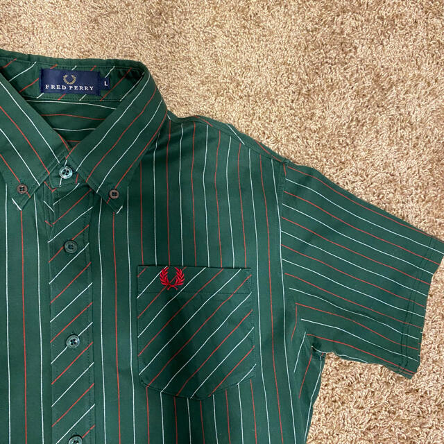 FRED PERRY(フレッドペリー)のフレッドペリー　グリーン　レッド　シャツ　半袖 メンズのトップス(シャツ)の商品写真
