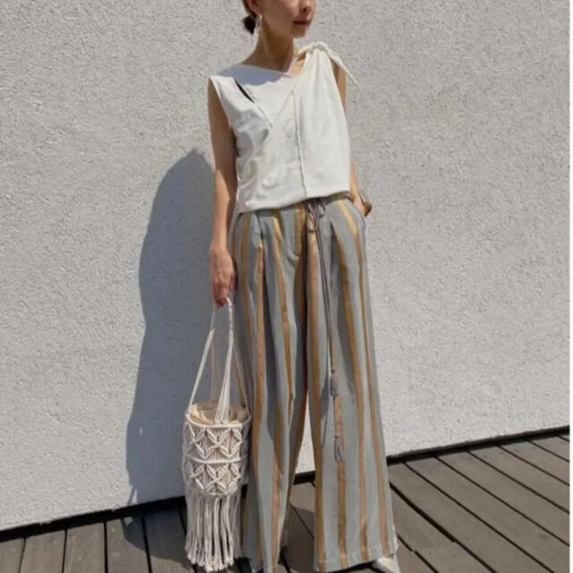 Ameri VINTAGE(アメリヴィンテージ)のSTRIPE STUDS WIDE PANTS レディースのパンツ(カジュアルパンツ)の商品写真