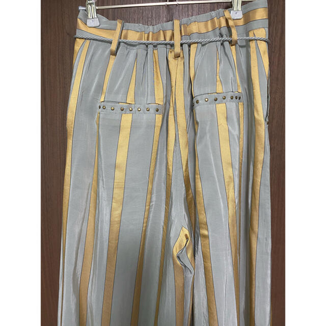 Ameri VINTAGE(アメリヴィンテージ)のSTRIPE STUDS WIDE PANTS レディースのパンツ(カジュアルパンツ)の商品写真