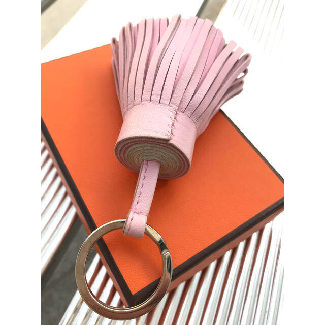 Hermes(エルメス)のHERMES エルメス カルメン ツートンカラー ピンク／クレ レディースのファッション小物(キーホルダー)の商品写真