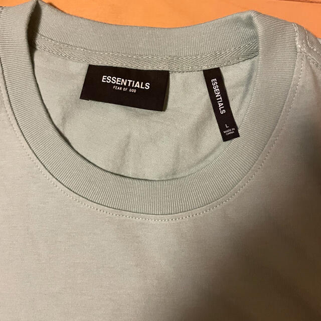 FEAR OF GOD(フィアオブゴッド)の中古　FOG ESSENTIALS FOG RLCT LOGO SS TEE メンズのトップス(Tシャツ/カットソー(半袖/袖なし))の商品写真