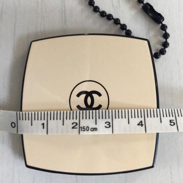 CHANEL(シャネル)のシャネル　ミニミラー （クリーム色） 鏡 キーホルダー　レベージュ♪ レディースのファッション小物(ミラー)の商品写真