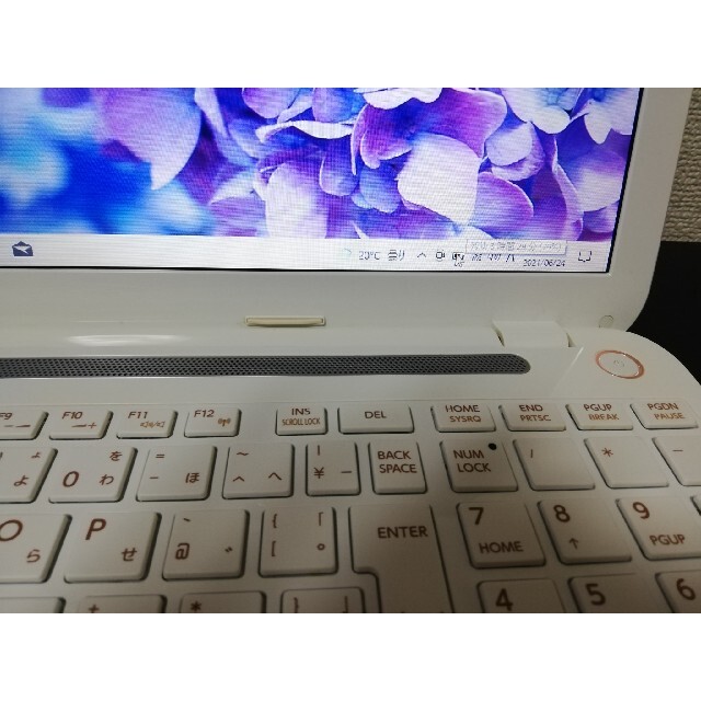 東芝(トウシバ)のTOSHIBA　ノートパソコン　パールホワイト　T455 スマホ/家電/カメラのPC/タブレット(ノートPC)の商品写真