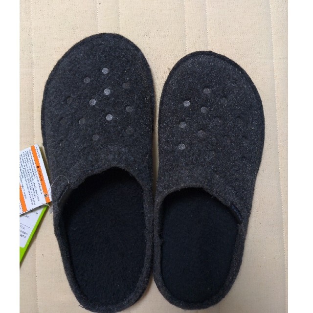 crocs(クロックス)の訳あり CROCS 左右 サイズ違い インテリア/住まい/日用品のインテリア小物(スリッパ/ルームシューズ)の商品写真