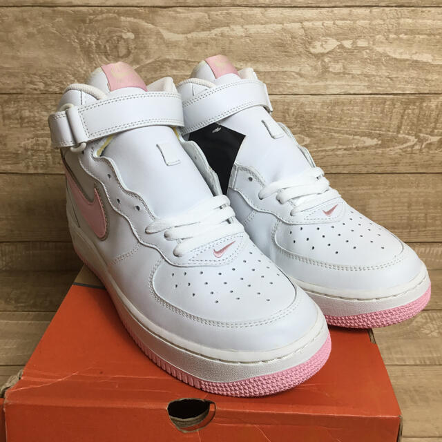 NIKE(ナイキ)の新品未使用 LIGHT PINK NIKE AIR FORCE 1 MID メンズの靴/シューズ(スニーカー)の商品写真