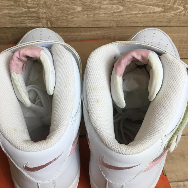 NIKE(ナイキ)の新品未使用 LIGHT PINK NIKE AIR FORCE 1 MID メンズの靴/シューズ(スニーカー)の商品写真